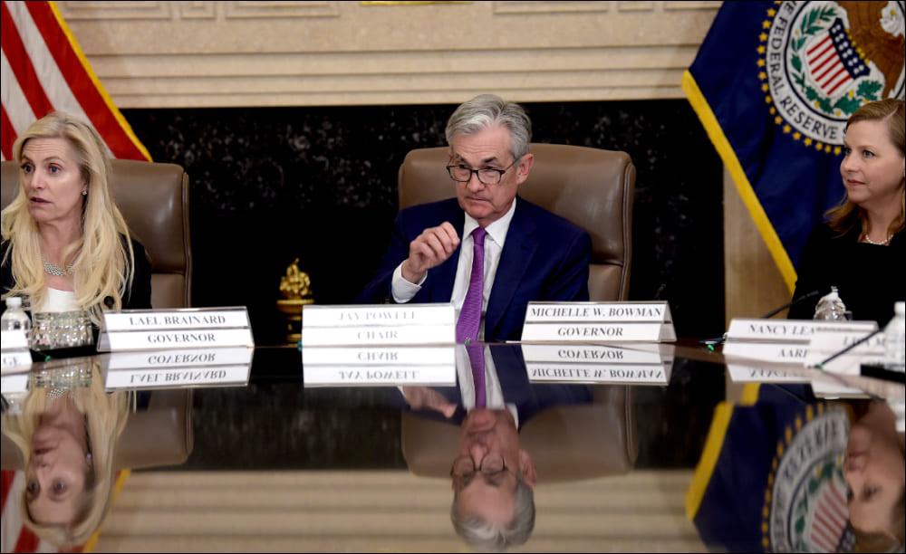 изображение ФРС пытается усидеть на двух стульях